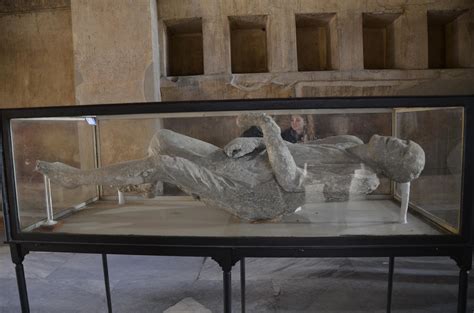 庞贝古城出土一对相拥的男女骸骨，没想到一抱就是1600多年！