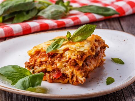 Lasagnes : Recette de Lasagnes   Marmiton