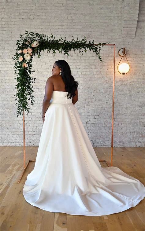 Simple Strapless Plus-Size Wedding Gown with Pockets | Stella York Wedding Dresses