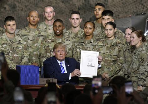特朗普签署“国防授权法案”，炫耀美军“有钱了”_美国总统