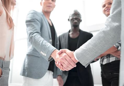 Business People Shaking Hands 的图像结果