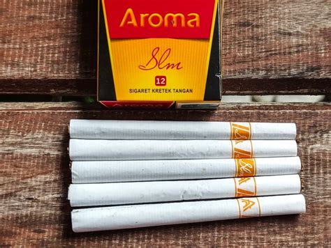 Review Rokok Aroma Slim 12: Pedas dan Sepatnya Pas