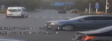 点赞！红灯前的私家车主动为出警消防车让行_凤凰网视频_凤凰网