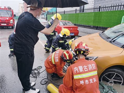 河南禹州：三轮车误入水坑致两人被困 消防队员迅速赶赴现场救援
