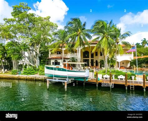Fort Lauderdale - December 11, 2019: Luxury mansion in exclusive part of Fort Lauderdale known ...