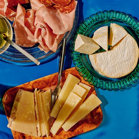 What to serve for aperitivo hour, according to an expert - Elle Gourmet