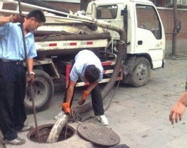 卫生间下水道堵了，别花钱找人疏通！教你2招，自己就搞定！_小轻