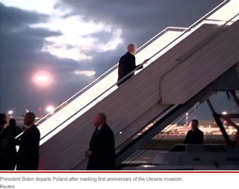 拜登登机时不慎连摔三次，普京刚祝他……白宫：总统健康没问题 | 北晚新视觉