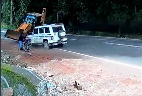Mahindra Bolero Collides With A JCB To Save Motorcyclist – See Impact ...