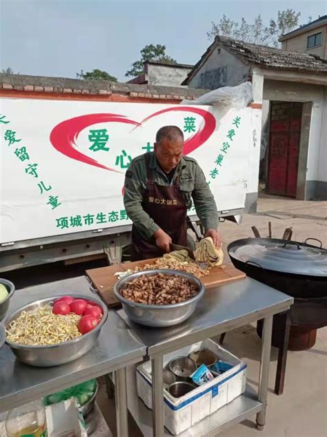 清明节村民做大锅菜，煮100多斤猪肉，配白馒头，乡亲们吃的多香 - YouTube