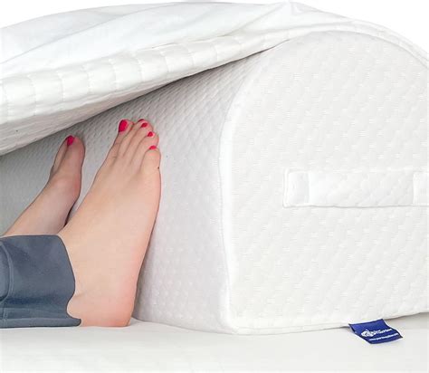 Amazon.com: Triangle Foot Pillow - Optimal Restful Sleep Blanket Elevation Wedge Pillow ...