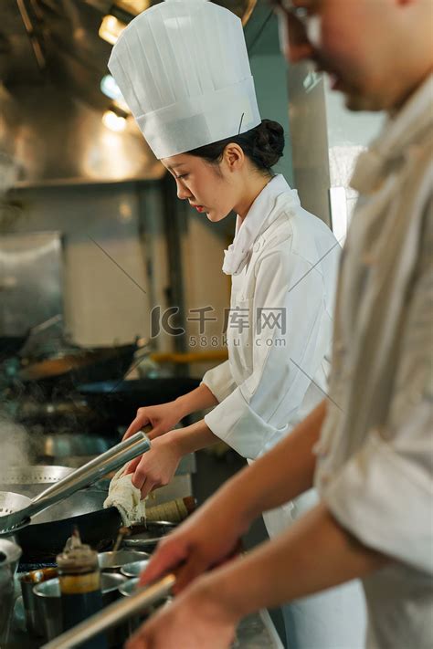 后厨内的专业厨师团队烹饪美味佳肴高清图片下载-正版图片507636350-摄图网