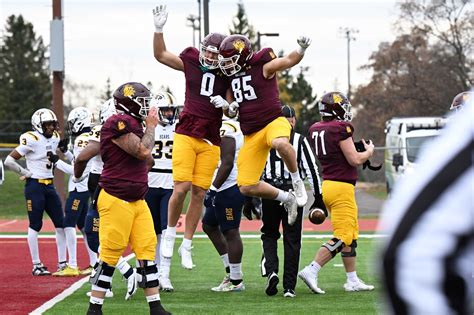UMD Football Defeats Concordia St. Paul 44-32 on Senior Day - UMD Athletics