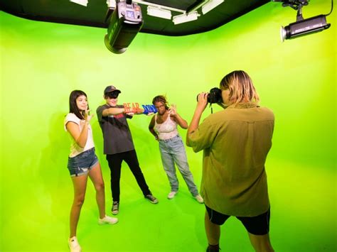 Green Screen Room 的图像结果