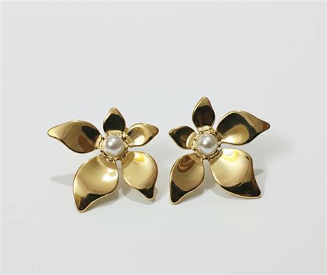 Floral pearl Earrings – UMAKRITI