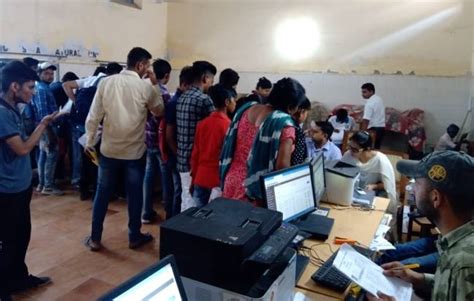 कॉलेजों में दस्तावेजों की जांच के आखिरी दिन उमड़ी भीड़, पीजी के आवेदनों ...