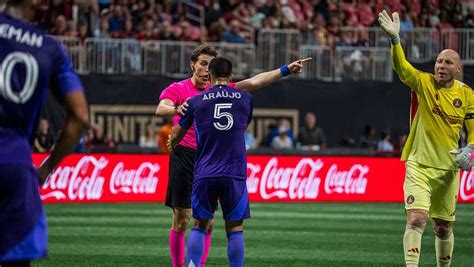 Atlanta United scores late to defeat 10-man Orlando City
