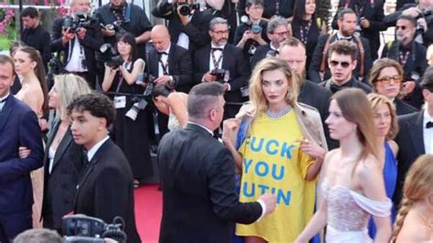 烏克蘭模特在戛納紅毯上露出“侮辱普京”上衣 - 萬維讀者網