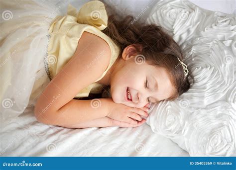 相当睡觉和微笑在她的睡眠的小女孩。 库存图片. 图片 包括有 头发, 卷曲, 是的, 愉快, 表达式, 混淆 - 35405369