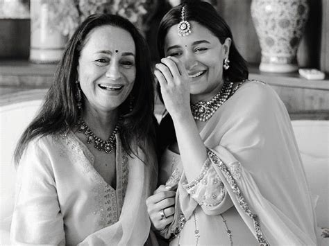 Alia Bhatt was traveling in economy class | ઈકોનોમી ક્લાસમાં ટ્રાવેલ ...