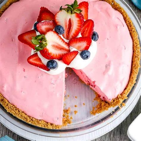 Strawberry Jello Pie with Cool Whip | A Reinvented Mom