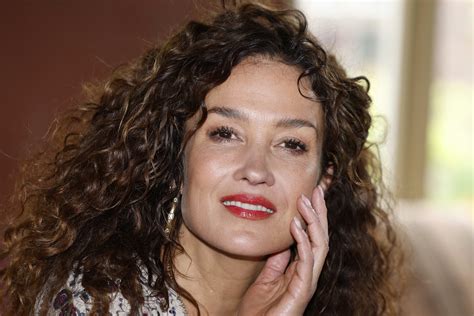 Sensuele modderfoto Katja Schuurman maakt de tongen los | Shownieuws