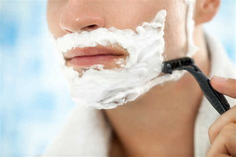 用剃刀刮胡子的男人图片-使用剃刀刮胡子的男人素材-高清图片-摄影照片-寻图免费打包下载