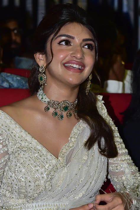 sreeleela : స్కంద ప్రీ రిలీజ్ ఈవెంట్లో చీరలో శ్రీలీల మెరుపులు..