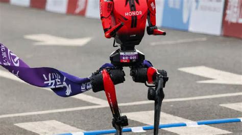 Humanoid Robots beat human runners in Beijing half-marathon race