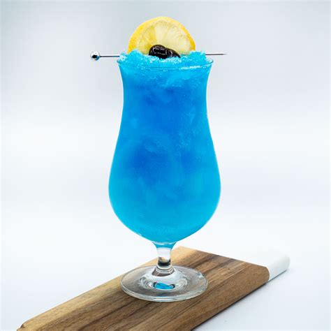 Blue Lagoon Cocktail | Rezept für den blauen Drink