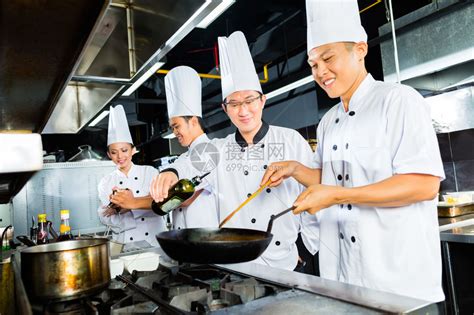 餐厅厨房烹饪的亚洲厨师高清图片下载-正版图片502607173-摄图网