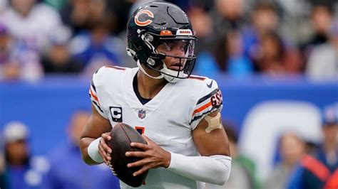 Bears' Justin Fields has 'gotten better each week,' OC says - ESPN