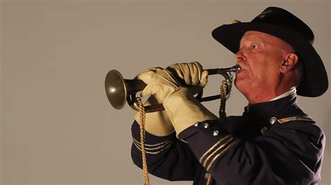 Gettysburg-bound bugler plays traditional military tunes - YouTube