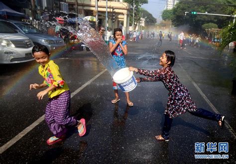 广西扶绥：校园泼水节-人民图片网