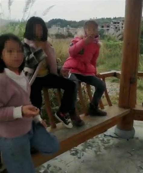 5名讲粤语小女孩聚众抽烟，个个都炫耀自己有男朋友，最大的10岁_视频