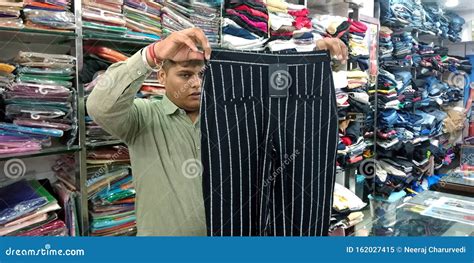 Store Work Uniform Colorful Shopkeeper 的图像结果