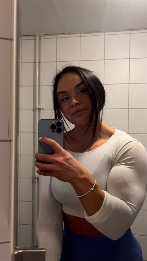 Melinda Lindmark : r/sleevestretchers