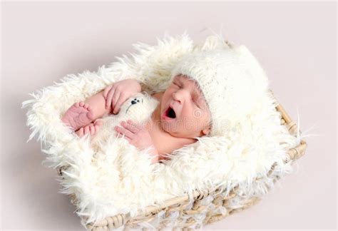 打呵欠逗人喜爱的睡觉的新出生的婴孩 库存照片. 图片 包括有 打呵欠逗人喜爱的睡觉的新出生的婴孩 - 113214248