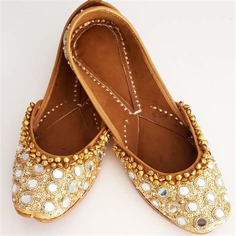 लंबी हाइट वाली दुल्हन ट्राई करे पंजाबी जूती के लेटेस्ट डिजाइन्स ...