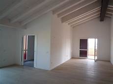soffitti in legno con travi a vista travi sbiancati nel 2019 soffitti con travi a vista soffitti in legno con travi a vista travi sbiancati nel 2019 soffitti con travi a vista
