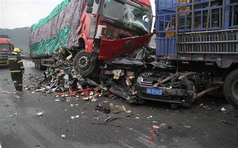 温州车祸：奥迪Q5撞货车致7死1伤 车身几被削平-搜狐青岛