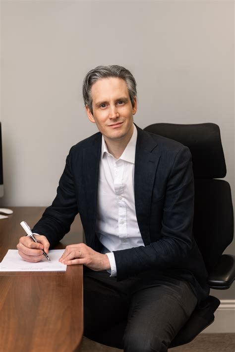 Dermatologist London | Dr Magnus Lynch