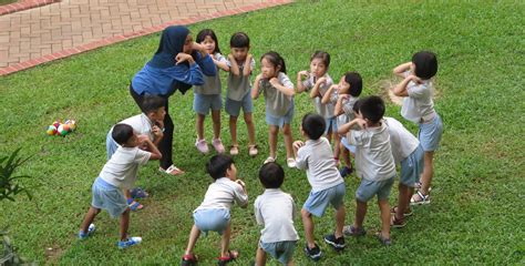 Children Learning Outside 的图像结果