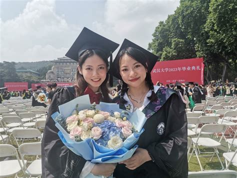 武汉大学为2020届学生补办毕业典礼：班长组织同学补拍毕业照，三年前的毕业照是最后一次班会的视频截图_腾讯新闻