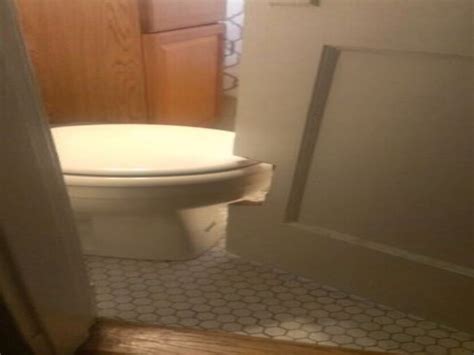Funny Interiors: ಸ್ವಲ್ಪ ಪ್ರೈವಸಿ ಕೊಡ್ರಪ್ಪಾ! ಬಾತ್ ರೂಂ, ಟಾಯ್ಲೆಟ್ ಈ ರೀತಿ ...
