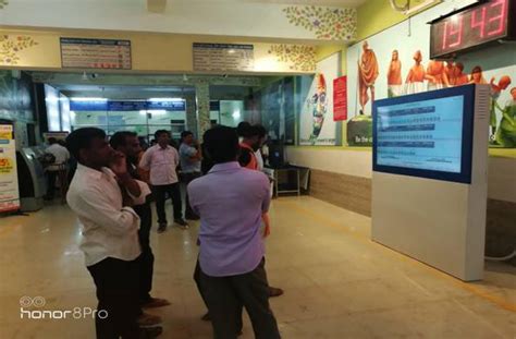 भारतीय रेल ने विजयवाड़ा डिवीजन के अनकापल्ले स्टेशन पर यात्रियों के ...