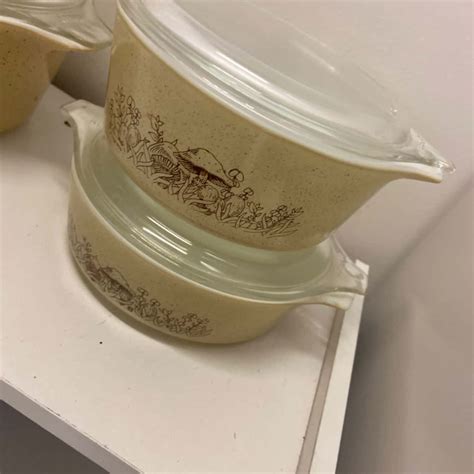 4x Vintage Pyrex bowls with lids , mushroom pattern (s)