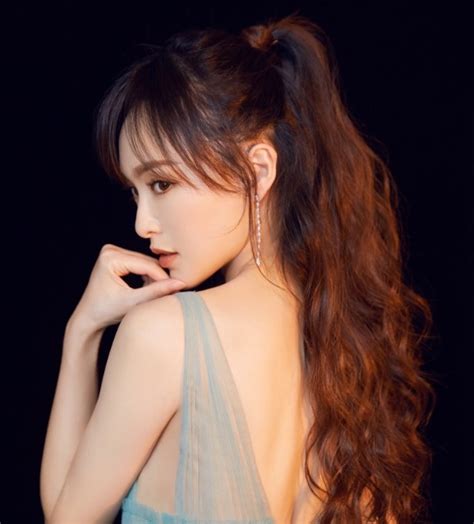 穿礼物配什么发型最新素材