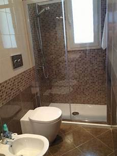 bagno doccia bagno con doccia in mosaico sotto finestra bagno doccia bagno con doccia in mosaico sotto finestra