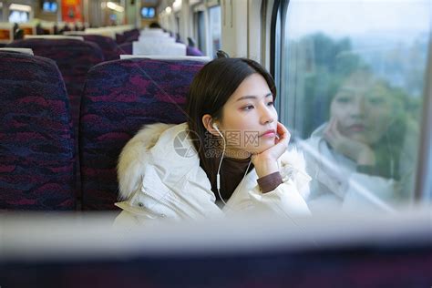 青年女性坐在高铁上高清图片下载-正版图片501426313-摄图网